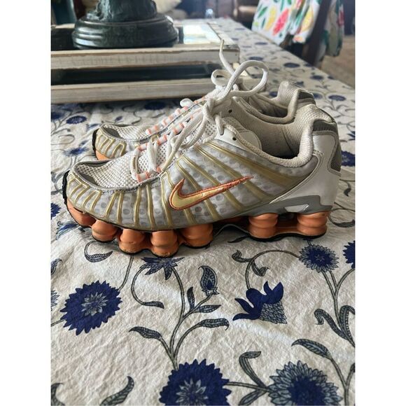 Nike Women’s Shox Orange and White Size 8- 39 - Picture 4 of 13
